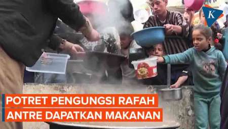 Pengungsi Rafah di Gaza Antre Bawa Ember dan Panci demi Dapat Makanan