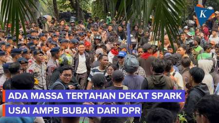 Usai Warga Pati Bubar, Ada Massa Yang Tertahan Dan Dikawal Polisi Dekat Senayan Park