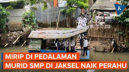 Potret Langka, Siswa-siswi di Jaksel Ini Naik Perahu ke Sekolah