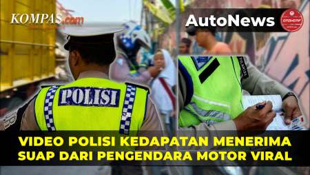 Polisi Tertangkap Kamera Menerima Suap dari Pengendara Motor