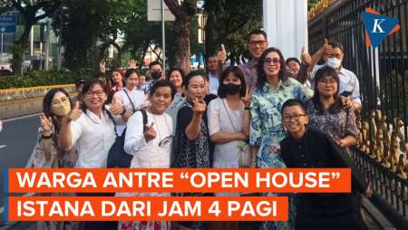 Antusias Warga Antre “Open House” Istana dari Subuh