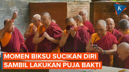 Jelang Waisak, Para Biksu Lakukan Penyucian Diri dan Puja Bakti