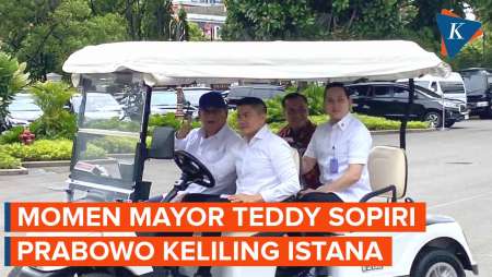 Momen Mayor Teddy Sopiri Prabowo Keliling Kompleks Istana Kepresidenan