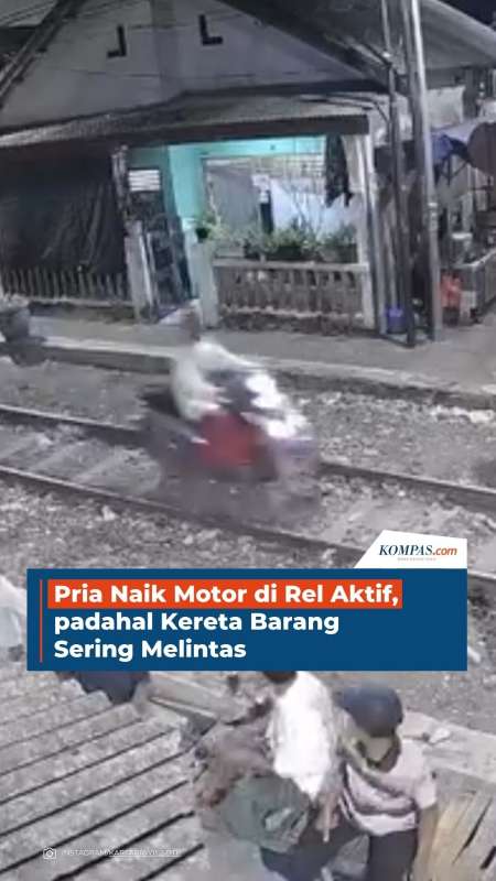 Pria Naik Motor Di Rel Aktif, Padahal Kereta Barang Sering Melintas