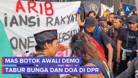 Momen Mas Botok dkk Sholawatan Tabur Bunga hingga Bawa Keranda ke DPR