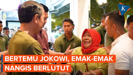 Emak-emak Nangis Sampai Berlutut Saat Bertemu Jokowi di Malioboro