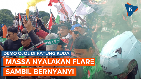 Momen Massa Demo Ojol Nyalakan Flare di Patung Kuda