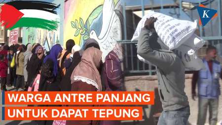 Momen Warga Gaza Antre Panjang demi Dapat Sekarung Tepung dari PBB