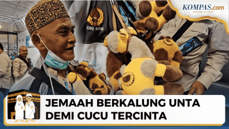 Penampakan Jemaah Haji Makassar Berkalung Boneka Unta Untuk Cucu Tercinta