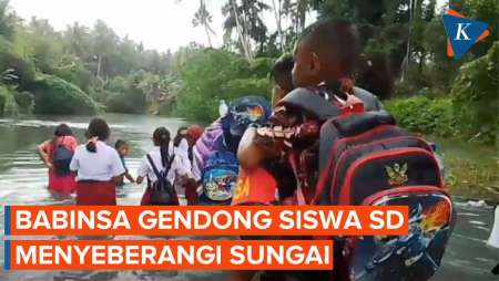 Prajurit TNI Gendong Siswa SD yang Mau Sekolah Seberangi Sungai di Halmahera Barat