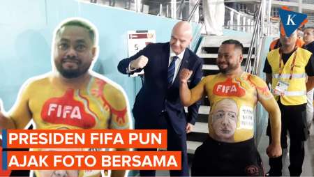 Bergaya Nyentrik, Suporter Indonesia Diajak Foto Bareng Presiden FIFA