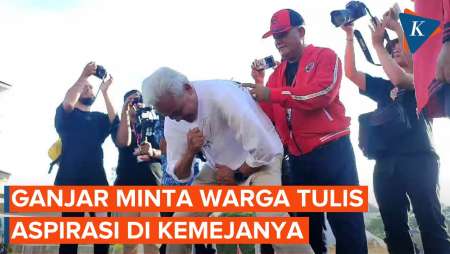 Momen Ganjar Membungkuk agar Warga Bisa Tuliskan Aspirasi di Kemejanya