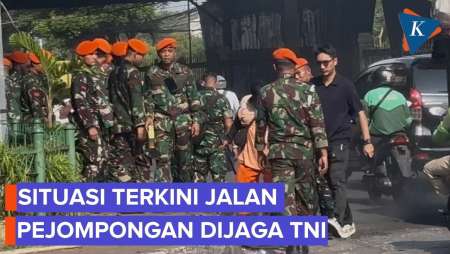 Situasi Terkini Jalan Pejompongan Dijaga TNI