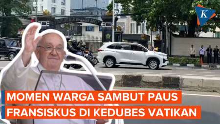 Momen Paus Fransiskus Lambaikan Tangan ke Warga yang Menyambutnya di Kedubes Vatikan