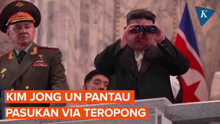 Fokus Pantau Parade Militer, Kim Jong Un Nonton lewat Teropong