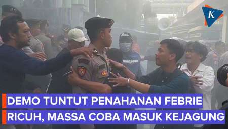 Demo Kasus Febrie Di Kejagung Ricuh, Massa-Polisi Saling Dorong Di Tengah Kepulan Asap