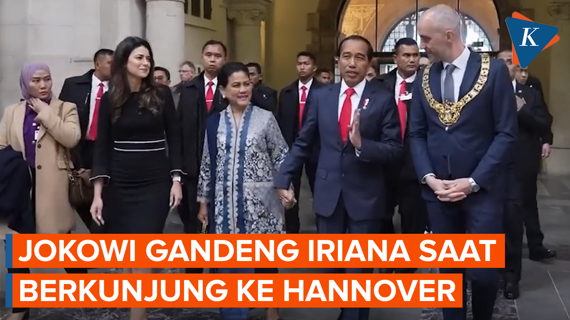 Jokowi dan Iriana Tampak Mesra Saat Kunjungi Balai Kota Hannover…