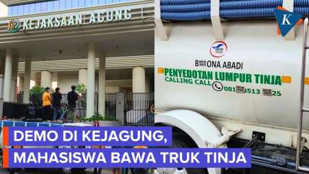 Penampakan Truk Tinja Parkir di Depan Kejagung, Dibawa BEM Persatuan Indonesia