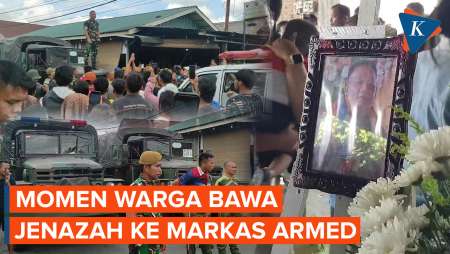 Warga Bawa Jenazah Korban Penyerangan Oknum TNI ke Markas Armed