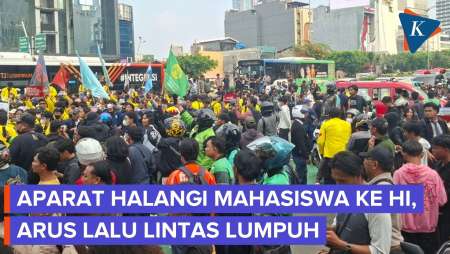Aparat Halangi Mahasiswa Menuju Bundaran HI, Arus Lalin Jalan Sudirman Tak Bergerak
