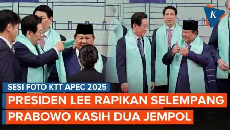 Momen Presiden Korsel Bantu Rapikan Selempang Prabowo Sebelum Foto Bersama Di KTT APEC
