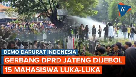 Demo Tolak RUU Pilkada di Semarang Ricuh! Gas Air Mata Bikin Peserta Aksi Berhamburan