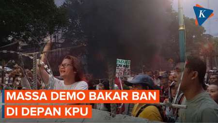 Situasi Memanas, Massa Demo Bakar Ban di Depan KPU