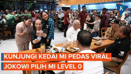 Momen Jokowi Santap Mi Viral di NTB, Pilih Menu Mi Level 0