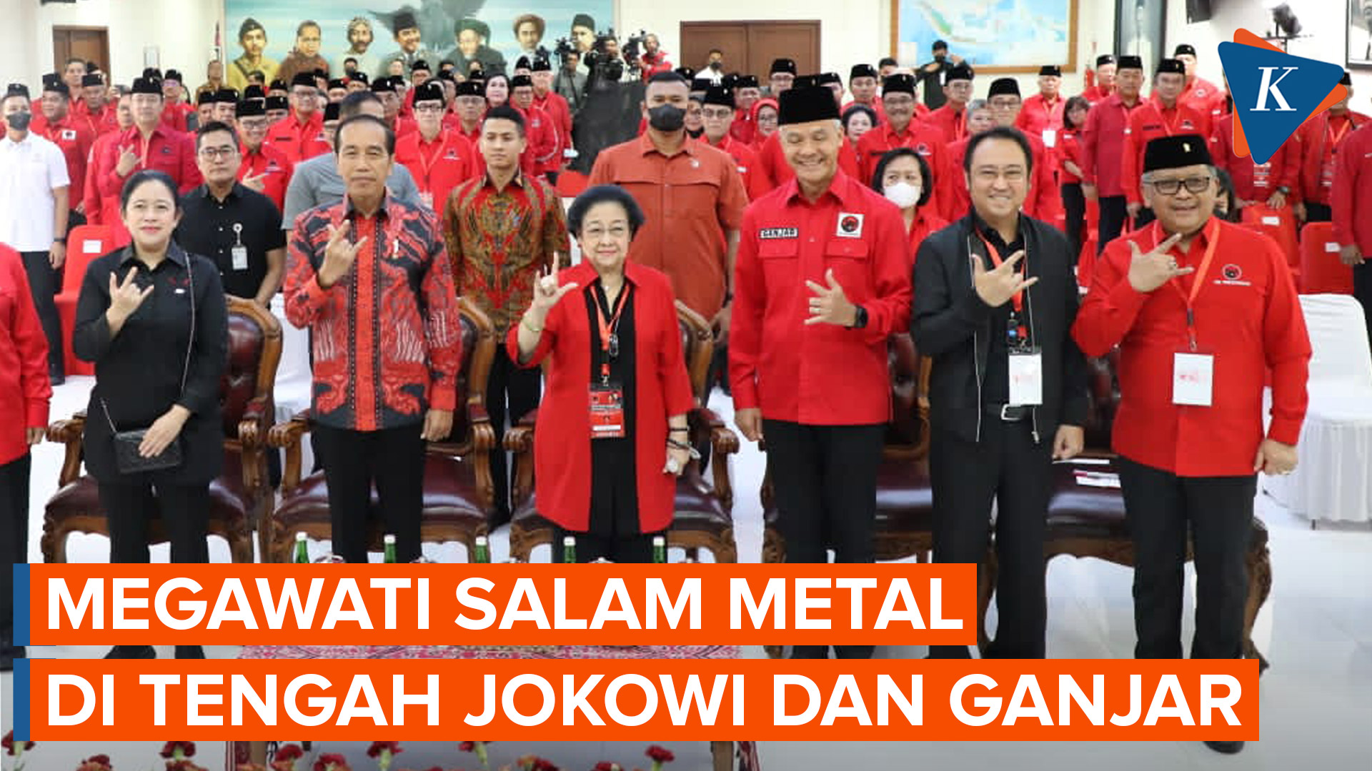 Megawati, Jokowi dan Ganjar Kompak Salam Metal di Rakernas III PDI-P