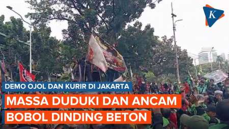 Massa Ojol Ancam Bobol Dinding Beton di Medan Merdeka Barat agar Bisa ke Istana Merdeka