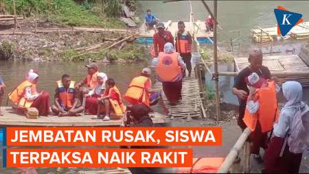 Jembatan Rusak, Siswa SD di Malang Naik Rakit untuk Berangkat Sekolah