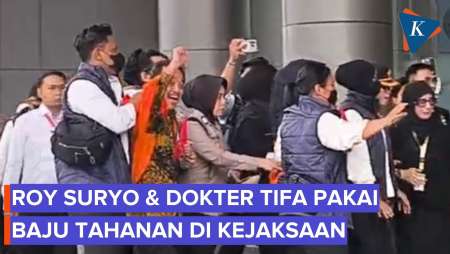 Potret Roy Suryo Dan Dokter Tifa Pakai Baju Tahanan Saat Tiba Di Kejaksaan