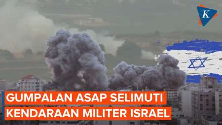 Gumpalan Asap Saat Kendaraan Militer Israel Bergerak di Jalur Gaza