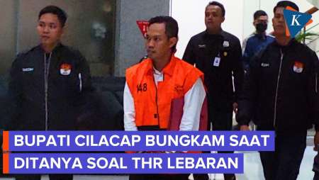 Momen Bupati Cilacap Pakai Rompi Oranye KPK