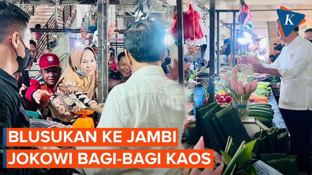 Jokowi Bagi-bagi Kaos Saat Blusukan di Jambi