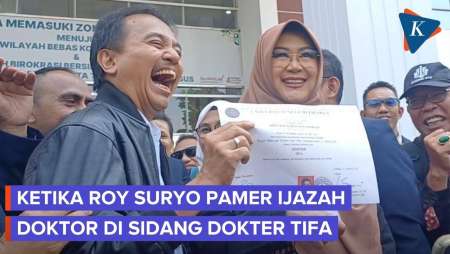 Hadir Di Sidang Dokter Tifa, Roy Suryo Pamer Ijazah Dan Kaos