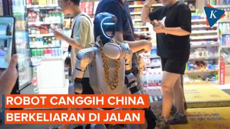 Penampakan Robot Canggih China, Jalan-jalan Pakai Headphone dan Kalung Emas