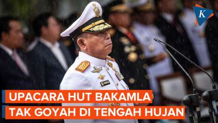 Detik-detik Upacara HUT Bakamla Diguyur Hujan Deras