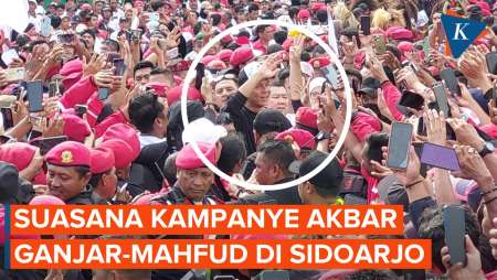 Ganjar Belah Lautan Manusia Saat Hadiri Kampanye Akbar di Sidoarjo