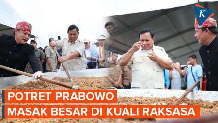 Momen Prabowo Ikut Masak Besar Saat Blusukan di Cilincing