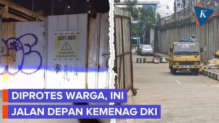 Kondisi Jalan Depan Kanwil Kemenag DKI Yang Ditutup Untuk Parkir Mobil