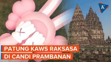 Penampakan Patung KAWS di Candi Prambanan