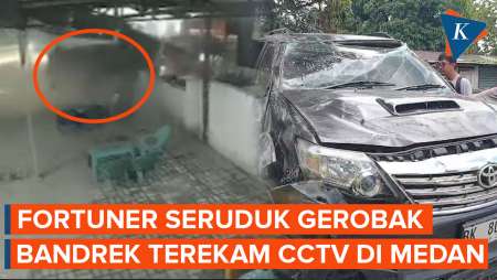 Terekam CCTV Fortuner Tabrak Batas Jalan hingga Seruduk Gerobak Bandrek di Medan