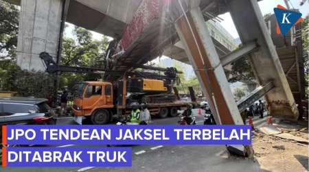JPO Tendean Jaksel Terbelah Ditabrak Truk, Arus Lalu Lintas Macet Parah