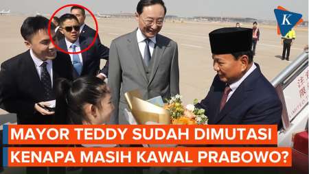 Sudah Dimutasi, Kenapa Mayor Teddy Masih Kawal Prabowo Sampai China?