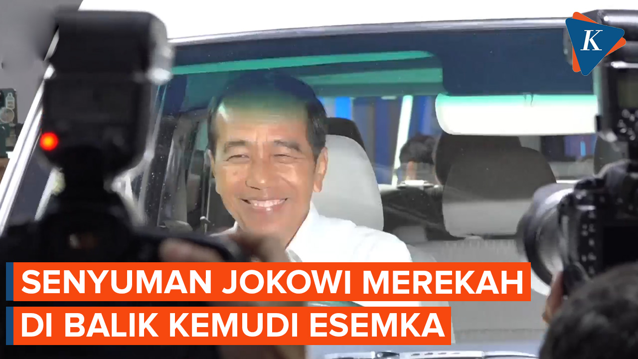 Senyum Jokowi Saat Bernostalgia dengan Esemka