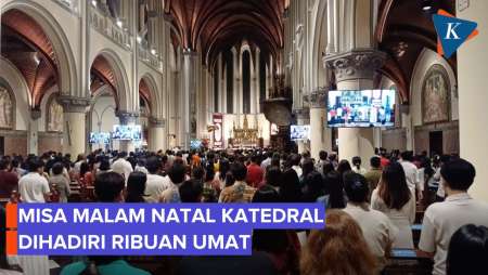Suasana Khidmat Misa Malam Natal Di Katedral Jakarta