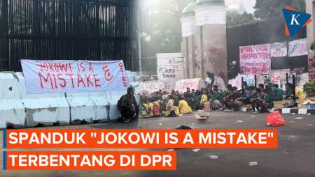 Demo Kawal Putusan MK Hari Ini, Massa Pasang Spanduk “Jokowi is a Mistake