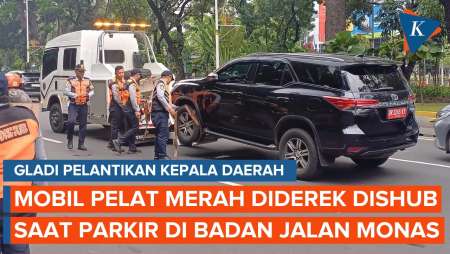 Mobil Pelat Merah Diderek Dishub karena Parkir di Jalan Saat Gladi Pelantikan Kepala Daerah