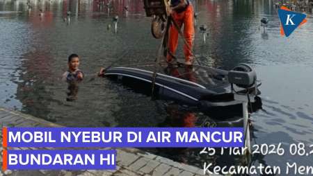 Detik-detik Mobil Listrik Tercebur Di Bundaran HI Dievakuasi